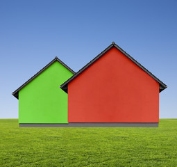Rotes und Grünes Haus auf Wiese