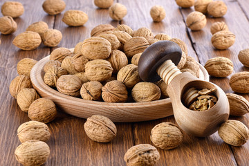 Orzechy włoskie na drewnianym talerzu