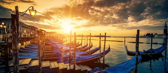 Poster Im Rahmen Panoramablick auf Venedig mit Gondeln bei Sonnenaufgang © Frédéric Prochasson