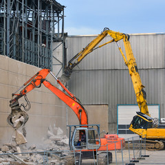 Bagger beim Abriß einer alten Fabrik