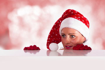 glückliche Weihnachtsfrau späht