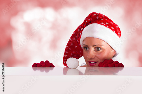 "glückliche Weihnachtsfrau späht" Stockfotos und lizenzfreie Bilder auf