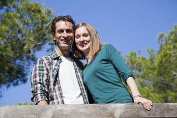 Pareja de novios junto a barandilla de madera