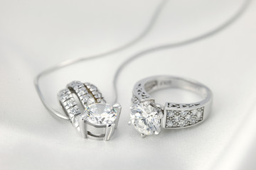 指輪とネックレス