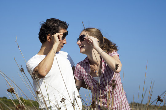 Pareja de novios con gesto divertido