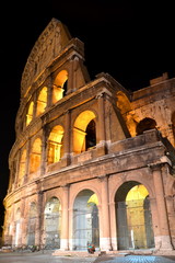 Majestatyczne Coloseum w Rzymie nocą, Włochy 