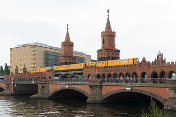 Fototapeta na wymiar overbaum bridge in berlin