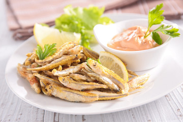 fried fish and sauce