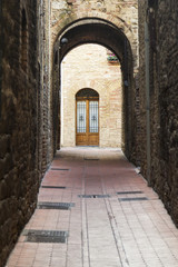 Fototapeta premium Arch in an old street from Tuscany