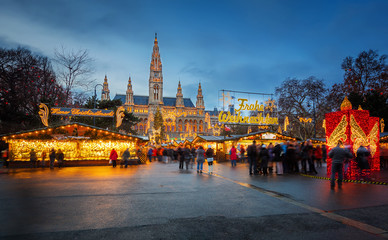 Naklejka premium Rathaus and Christmas market in Vienna