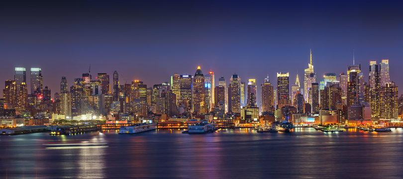 Fototapeta Panoramic view on Manhattan at night