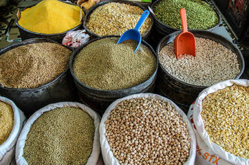 Hülsenfrüchte auf arabischem Markt in Marrakesch