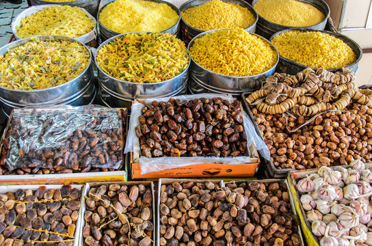 Nudeln, Datteln und Feigen auf arabischem Markt in Marrakesch