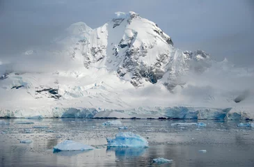 Wandaufkleber neblige Berge in der Antarktis © fivepointsix
