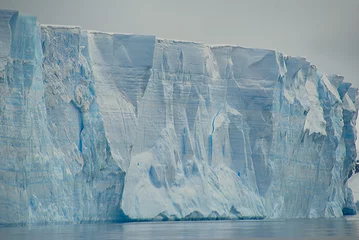 Fototapeten huge iceberg in antarctica © fivepointsix
