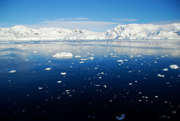 Fototapeta na wymiar blue sky and sea in antarctica