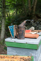 Ruches et enfumoir pour abeilles