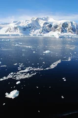 Fotobehang long ice floe in antarctica © fivepointsix