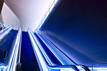 夜のエスカレーター