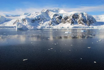 Fotobehang open ocean in antarctica © fivepointsix
