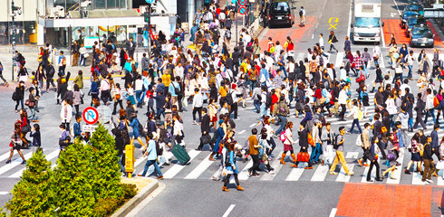 横断歩道を渡る群衆