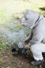 Préparation de l'enfumoir par l'apiculteur