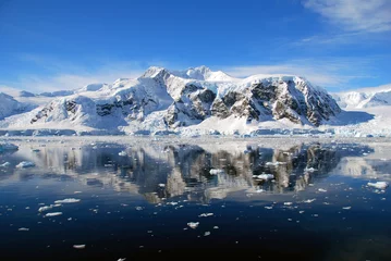 Fotobehang blue skies over antarctica © fivepointsix