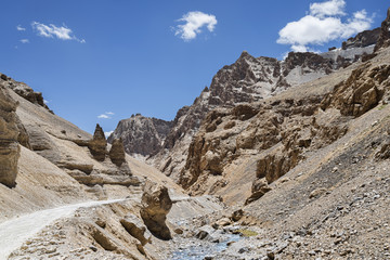 Fototapeta premium mountain road and river