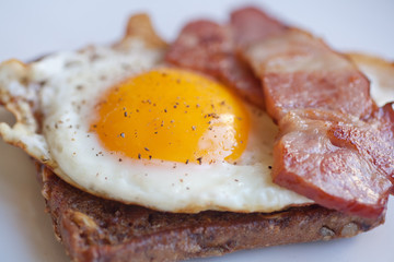 scrambled eggs on toast with bacon