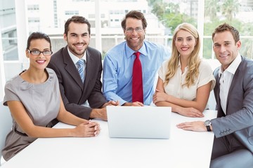 Obraz premium Business people using laptop in office