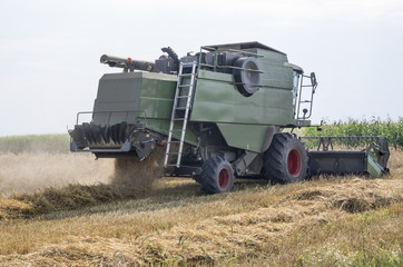 Obraz premium Working combine harvester