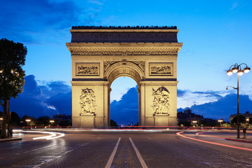 Fototapeta na wymiar Arc de Triomphe in Paris, twilight