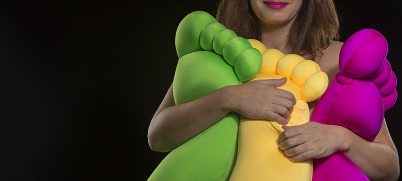 Mujer feliz con cojines en forma de pie.