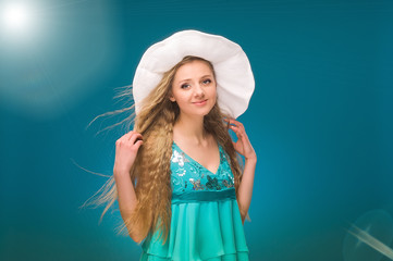 Naklejka premium Summer. Girl on the beach at the beach with a big hat.