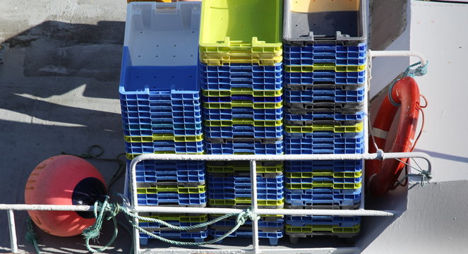 Piles de caisses &agrave; poissons.
