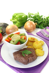 Straußensteaks mit Ofenkartoffeln und Gemüse