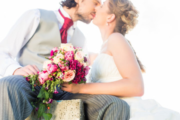 Obraz na płótnie Canvas Hochzeitspaar küsst auf Feld in Liebe