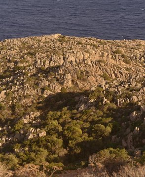 distesa di granito con contorno di mare