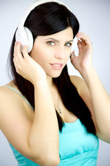 Naklejka premium Gorgeous woman listening music with headphones happy