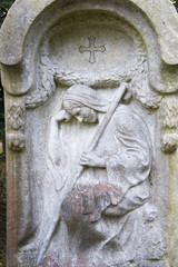 alter Grabstein mit Madonna