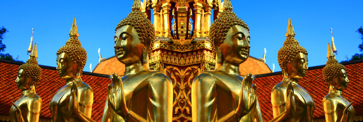 Fototapeta na wymiar Bouddha doré au Temple de Doï Sutep en Thaïlande