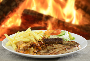 Grillteller vor Grillflamme