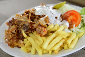 Gyrosteller mit knusprigem Fleisch