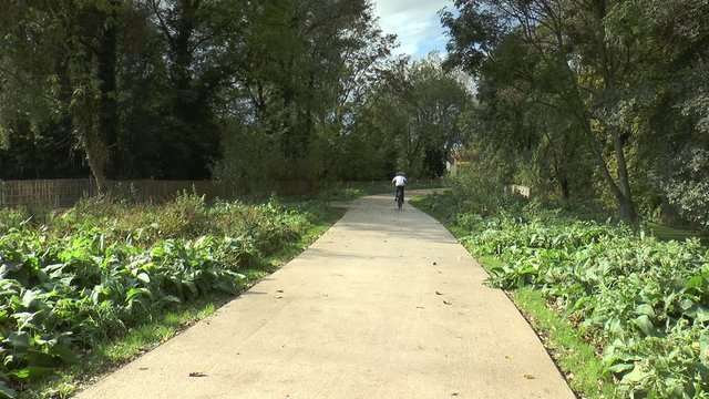 enfant en v&eacute;lo