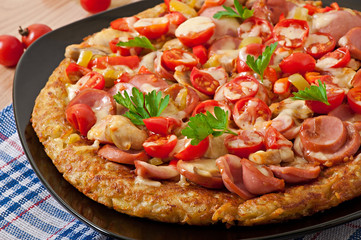 Potato gratin - pizza with sausage, mushrooms and tomatoes