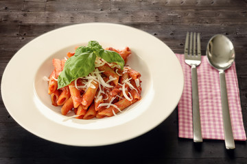 Ein Teller Penne all´arrabbiata Nudeln mit Parmesan