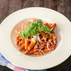 Ein Teller Penne all´arrabbiata Nudeln mit Parmesan