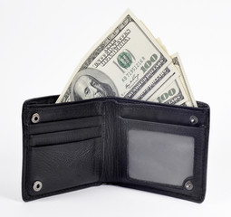 Раскрытый кошелек с долларами