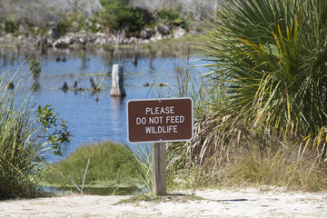 Warning sign Do Not Feed Wildlife USA