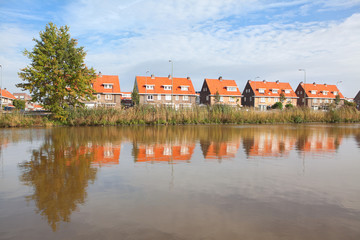 Obraz premium number of houses on the shore